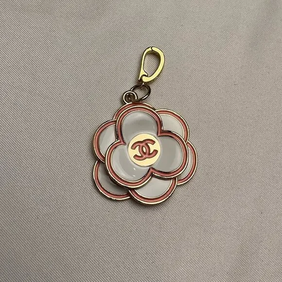 Chanel Pearl Necklace with Pink Flower Pendant - Picture 3 of 7